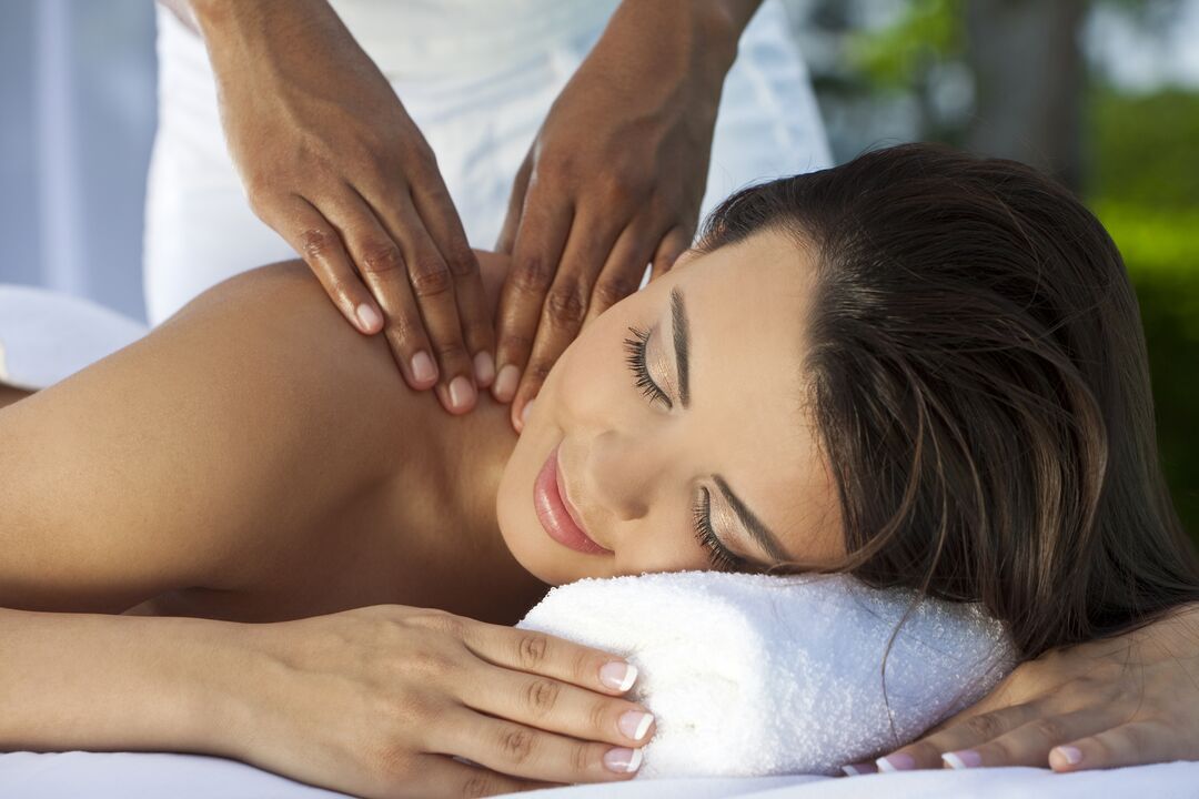 Massage pour une thérapie efficace de l'ostéochondrose de la colonne cervicale. 