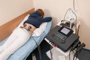 Électrophorèse des Patients pour le Traitement des maux de dos, et le Soulagement de l'Inflammation
